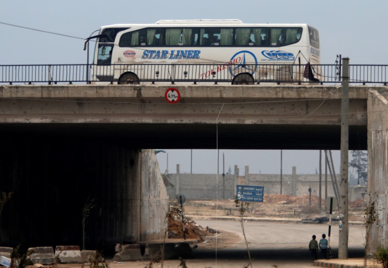© Reuters. التلفزيون السوري: وصول حافلات إجلاء من قريتي الفوعة وكفريا إلى حلب