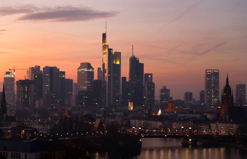 © Reuters. The skyline is seen as the sun goes down late in the afternoon in Frankfurt