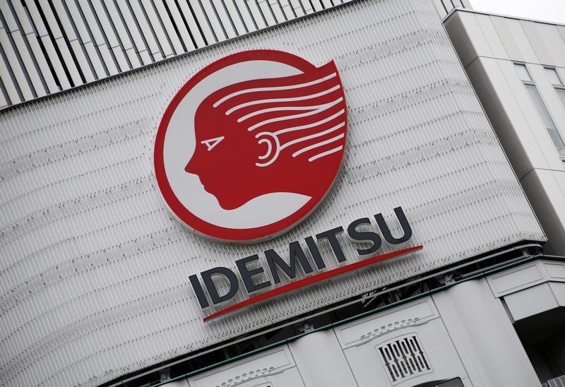 © Reuters. IDEMITSU RACHÈTE UNE PART DANS SHOWA SHELL