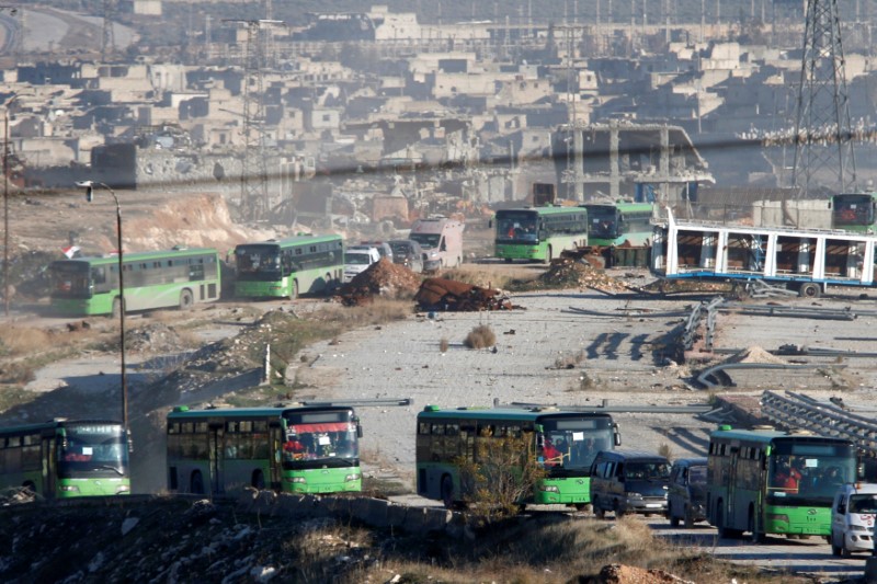 © Reuters. Ônibus e ambulâncias deixam cidade síria de Aleppo