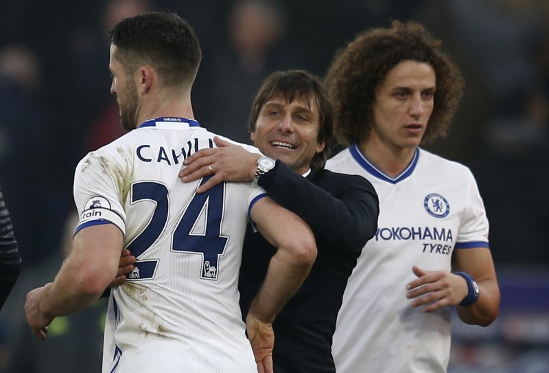 © Reuters. Chelsea manager Antonio Conte, Gary Cahill (L) and David Luiz celebrate after the game