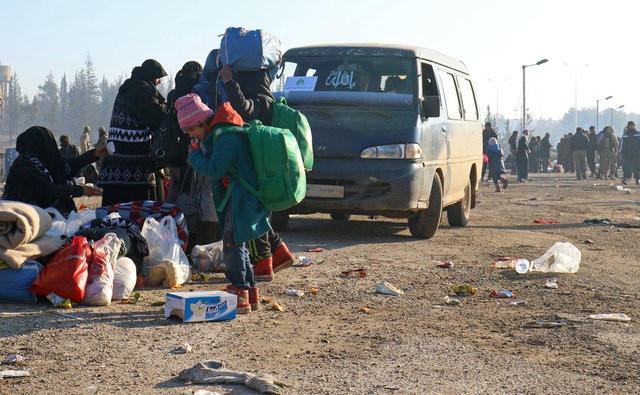 © Reuters. Pessoas retiradas de Aleppo desembarcam em Al-Rashideen, na Síria