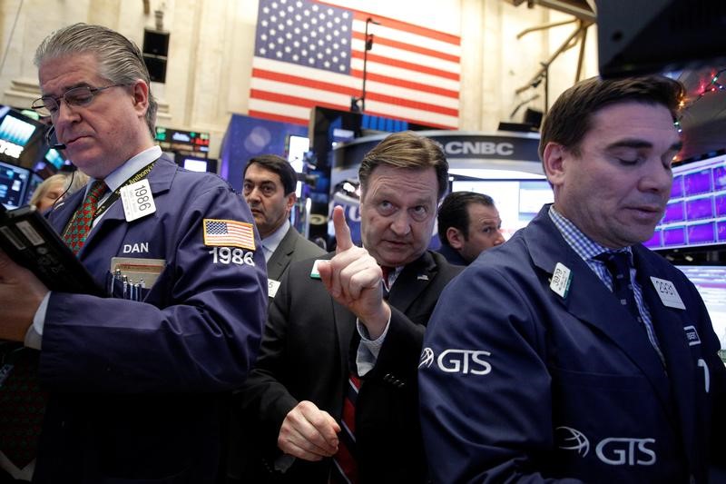 © Reuters. Traders work on the floor of the NYSE