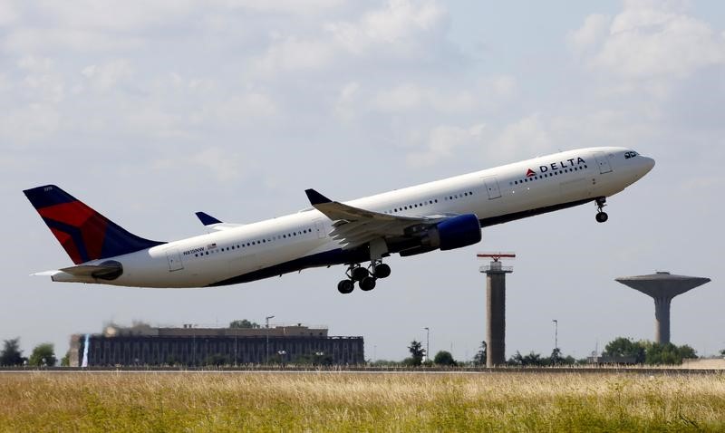 © Reuters. A Delta Air Lines Airbus A330 aircraft takes off at the Charles de Gaulle airport in Roissy