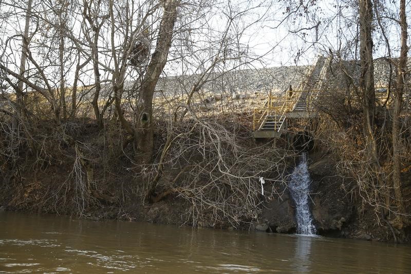 © Reuters. Water is seen draining into the Dan River from a coal ash pond at the site of the Duke Energy coal-fired power plant in Eden