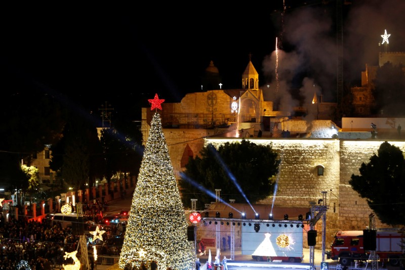© Reuters. وسط أجواء قاتمة بالشرق الأوسط..أعياد الميلاد تضفي بهجة على بيت لحم
