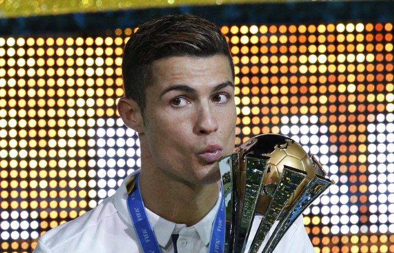 © Reuters. Cristiano Ronaldo pone la guinda a un año perfecto