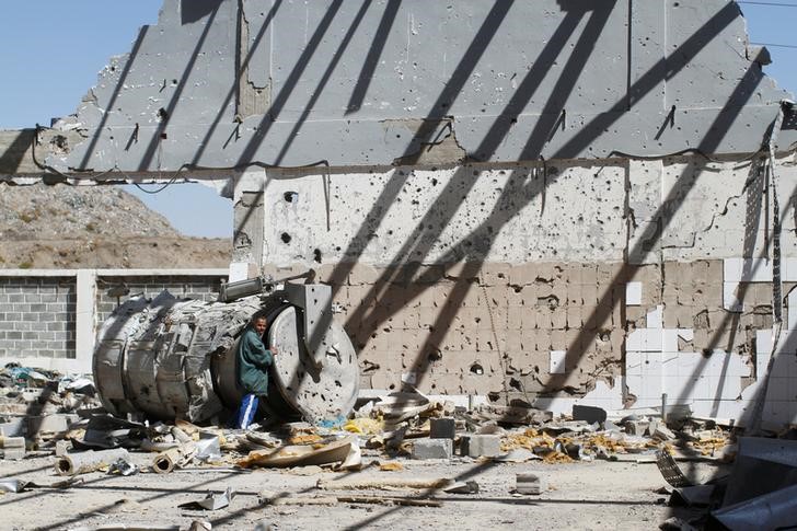 © Reuters. وكالة الأنباء السعودية: التحالف يوقف استخدام ذخائر عنقودية في اليمن