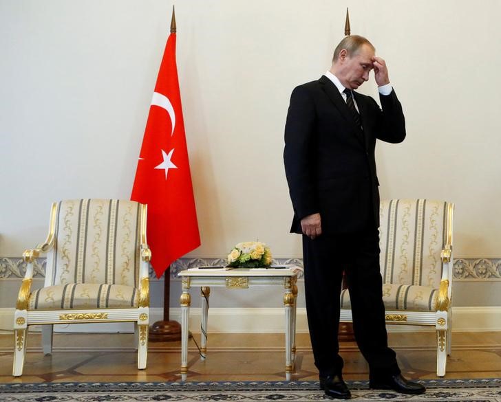 © Reuters. Президент России Владимир Путин на встрече с президентом Турции Тайипом Эрдоганом в Санкт-Петербурге