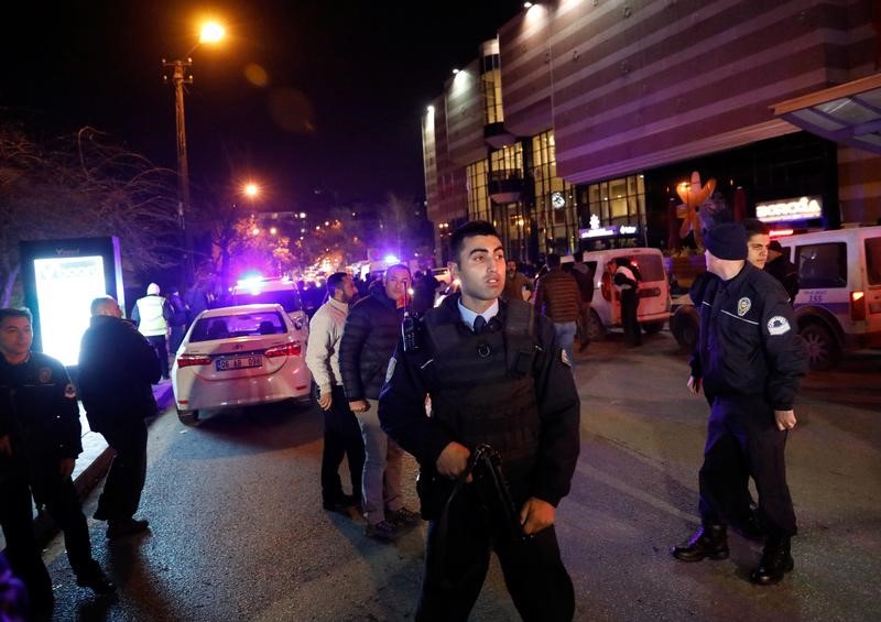 © Reuters. Турецкие полицейские у здания арт-галереи, где было совершено нападение на российского посла Андрея Карлова
