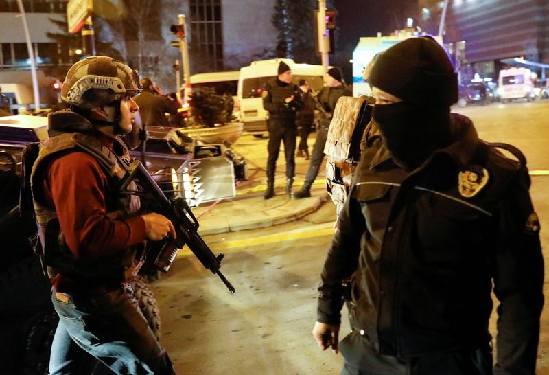© Reuters. Турецкие полицейские у здания арт-галереи, где было совершено нападение на российского посла Андрея Карлова