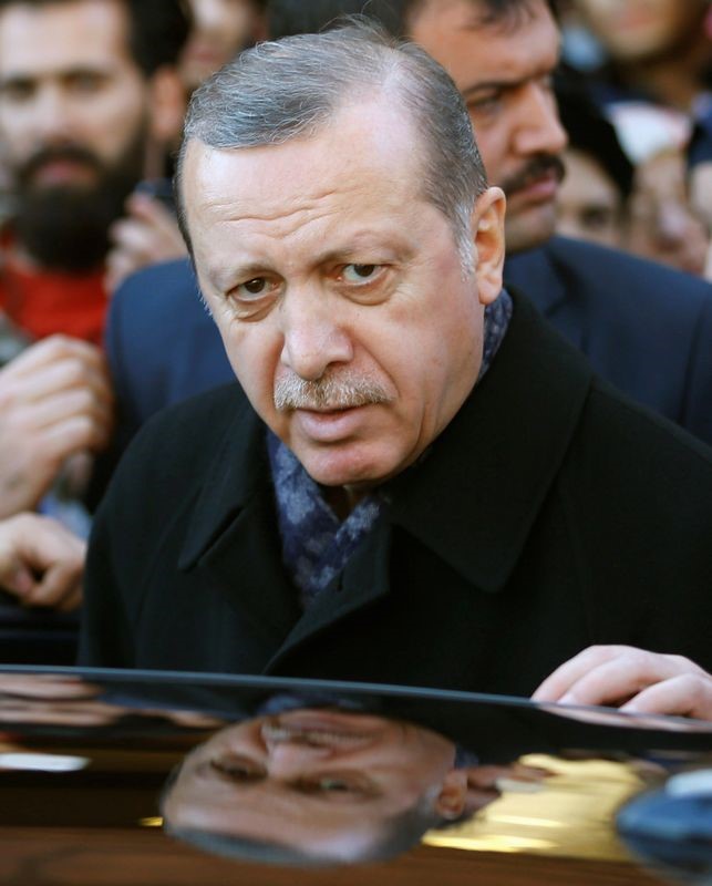 © Reuters. Erdogan deixa mesquita em Istambul