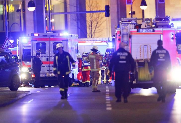© Reuters. Polícia e equipes de emergência em local de incidente em mercado natalino em Berlim