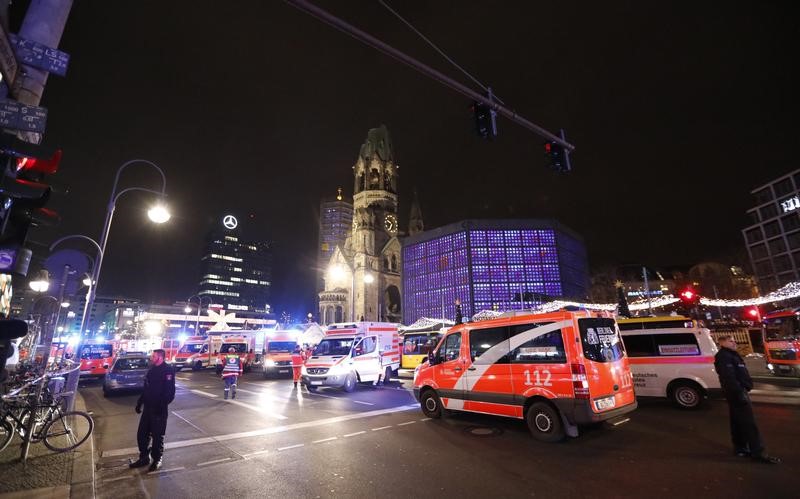 © Reuters. شرطة برلين على تويتر: مقتل 9 وسقوط الكثير من الجرحى بعد اجتياح شاحنة سوقا