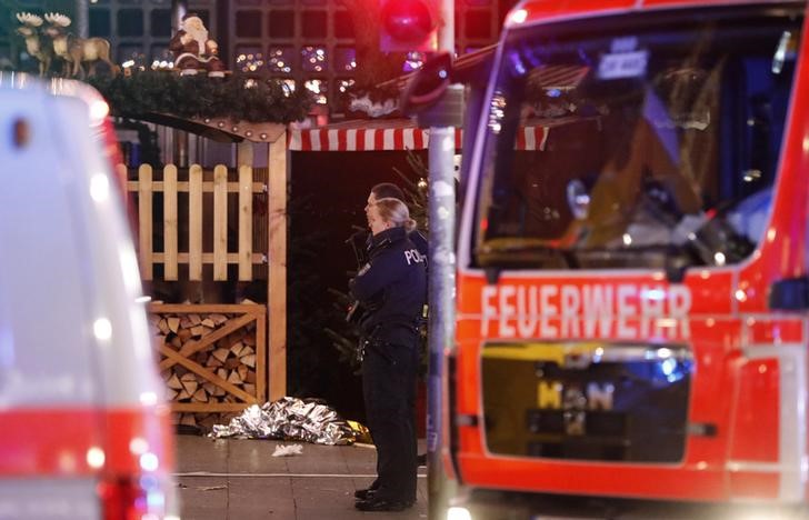 © Reuters. Policiais fazem guarda em feira de Natal em Berlim