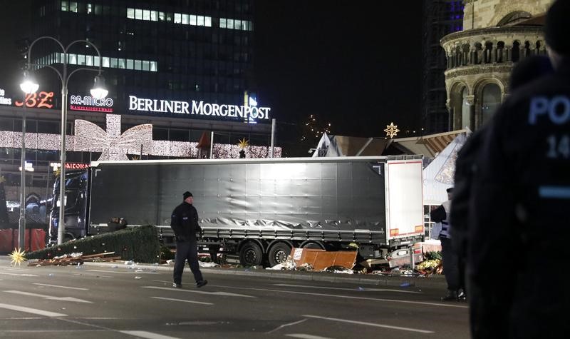 © Reuters. الشرطة: شاحنة تدهس حشدا في سوق في برلين ومقتل تسعة