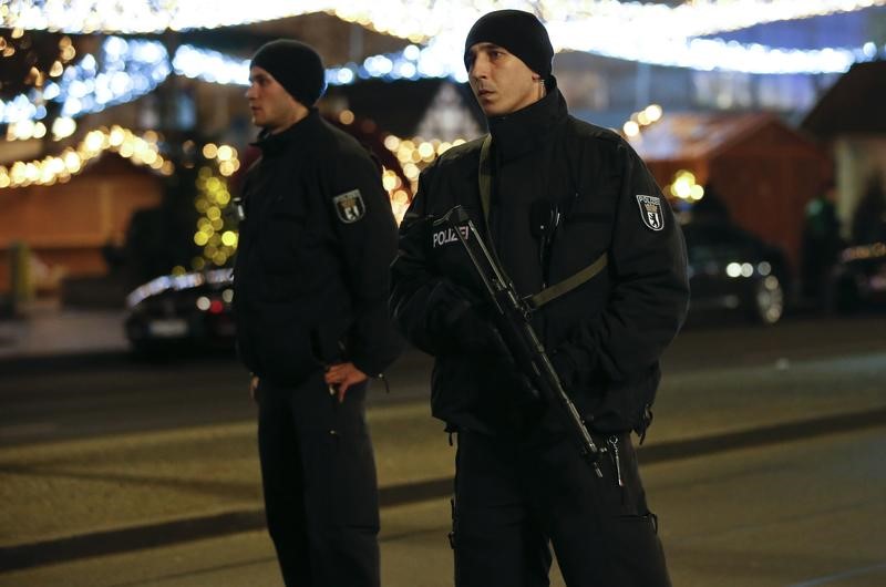 © Reuters. فرنسا تعزز الأمن عند أسواق عيد الميلاد عقب حادث الشاحنة في برلين
