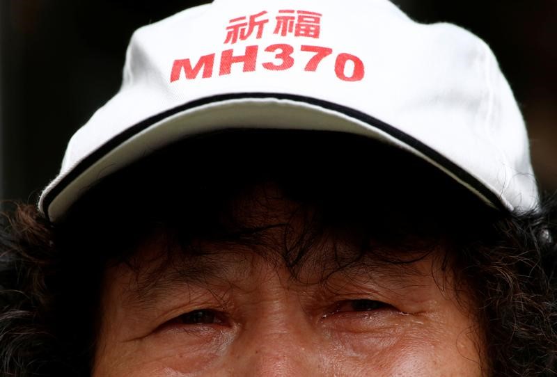 © Reuters. A family member of a passenger aboard Malaysia Airlines flight MH370 which went missing in 2014 reacts during a protest outside the Chinese foreign ministry in Beijing