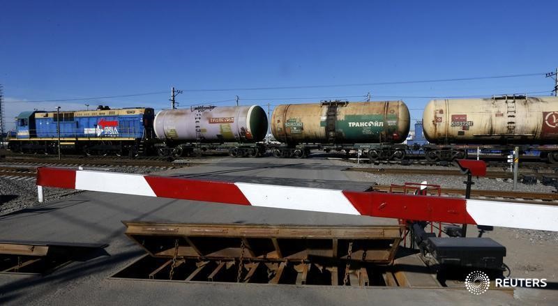 © Reuters. Грузовой состав у нефтяного терминала в Усть-Луге