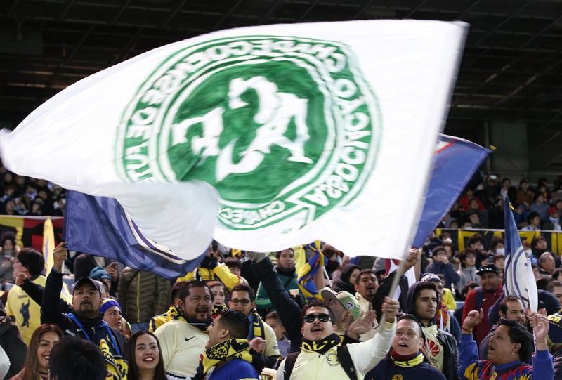 © Reuters. Brasil y Colombia jugarán amistoso en beneficio de víctimas del Chapecoense