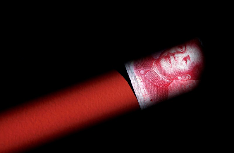 © Reuters. Купюра достоинством 100 юаней в Пекине