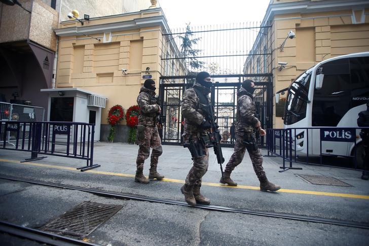 © Reuters. الشرطة التركية تعتقل ستة بعد قتل السفير الروسي بالرصاص