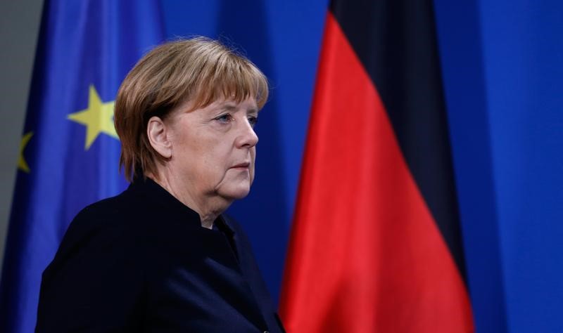 © Reuters. German Chancellor Angela Merkel arrives for a news conference in Berlin