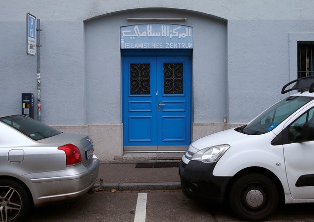 © Reuters. Entrada de mesquita em Zurique onde homem atirou contra três pessoas