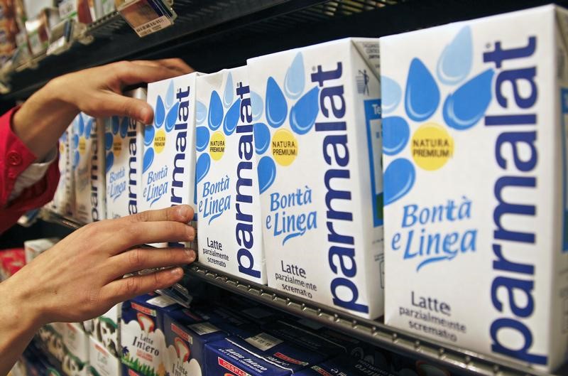 © Reuters. A worker checks cartons of milk  in a supermarket in Rome