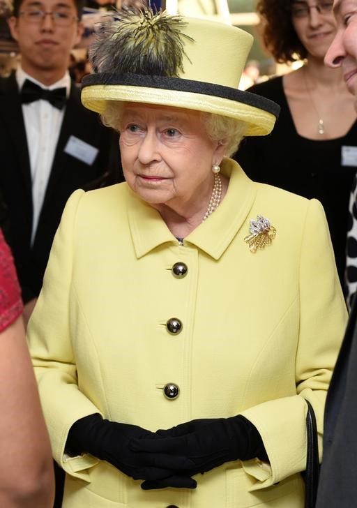© Reuters. الملكة إليزابيث ستوكل عددا من أعمالها الخيرية لأفراد عائلتها