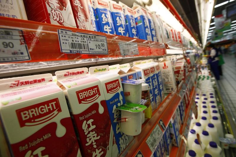 © Reuters. Milk produced by Bright Food is displayed for sale on shelves at a supermarket in Shanghai