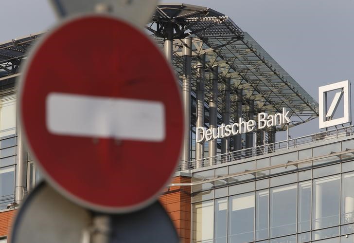 © Reuters. Дорожный знак у офиса Deutsche Bank в Москве