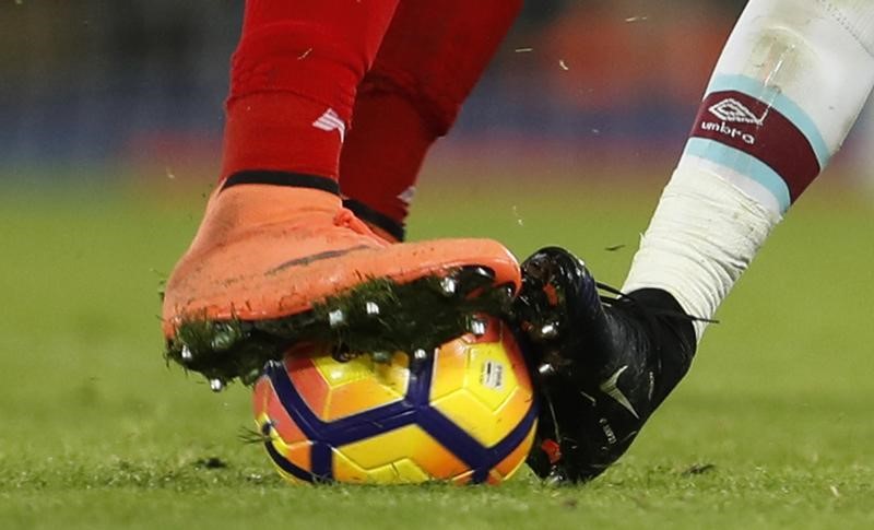 © Reuters. Jogadores durante disputa de bola