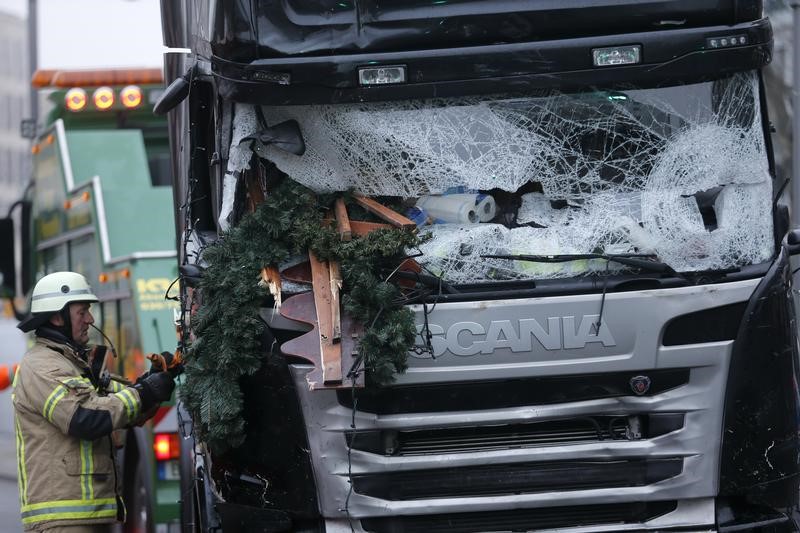 © Reuters. Bombeiro ao lado de caminhão usado em ataque em mercado natalino na capital alemã