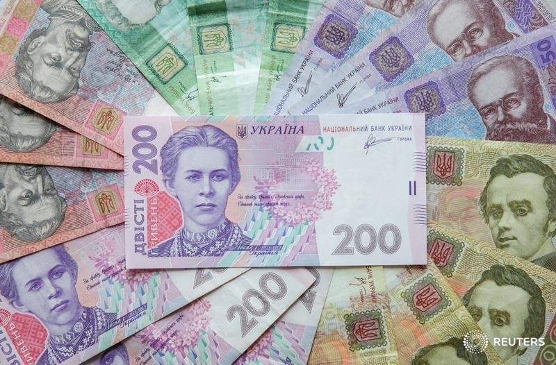© Reuters. Купюры валюты гривна в Киеве