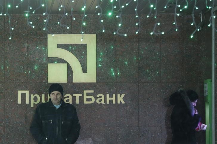 © Reuters. Люди у отделения ПриватБанка в Киеве