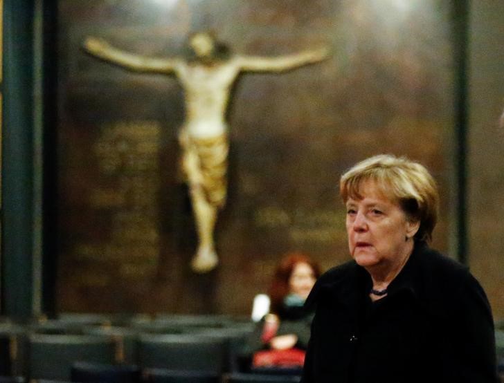 © Reuters. German Chancellor Angela Merkel arrives to sign the condolence book at the Gedaechniskirche in Berlin