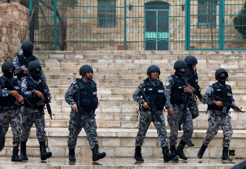 © Reuters. مصادر أمنية أردنية: مسلحون يتبادلون إطلاق النار مع قوات الأمن قرب الكرك