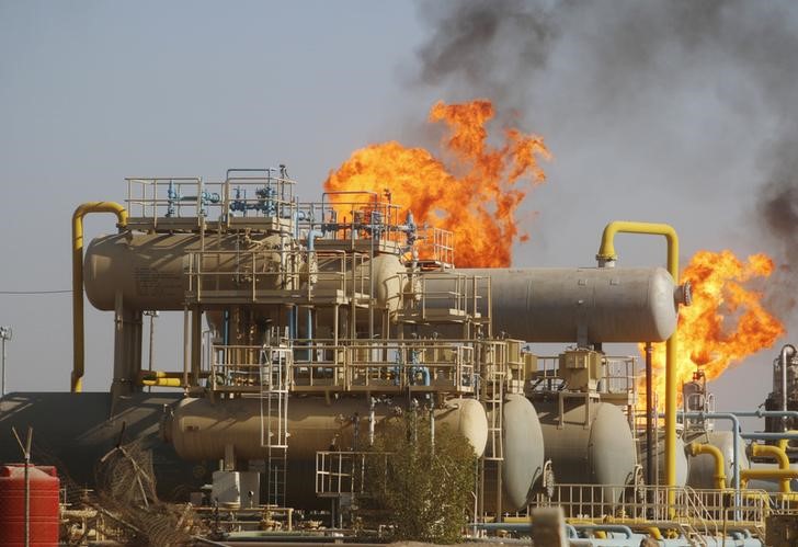 © Reuters. Пламя над трубопроводом на нефтяном месторождении в Басре, Ирак