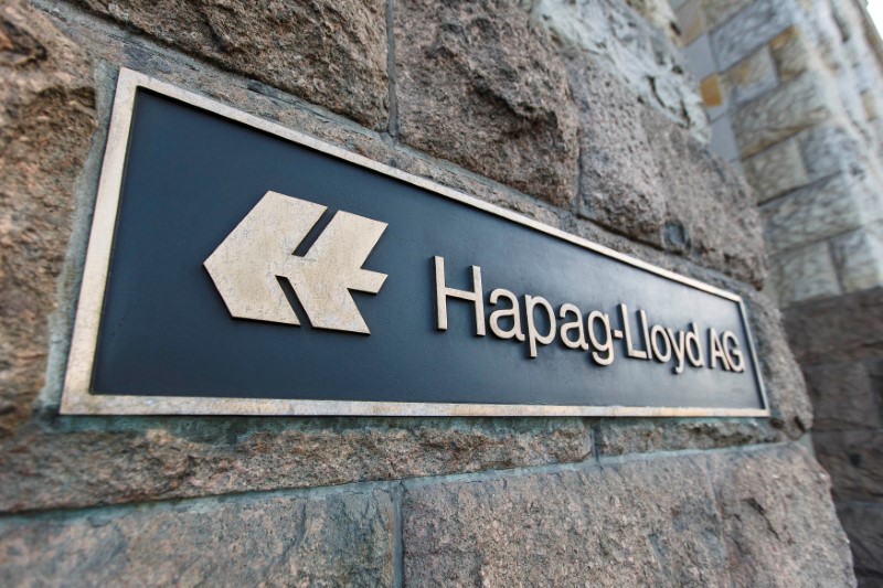 © Reuters. FILE PHOTO: The company logo of German container shipping line Hapag-Lloyd is pictured at its head office in Hamburg