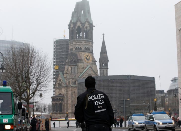 © Reuters. Полицейский недалеко от рождественской ярмарки в Берлине, где грузовик протаранил толпу людей