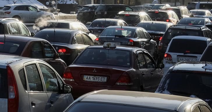 © Reuters. Cars are seen in a traffic jam in central Kiev