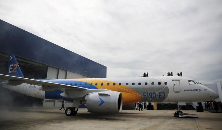 © Reuters. Avião E190-E2, da Embraer, durante cerimônia de lançamento em São José dos Campos, Brasil