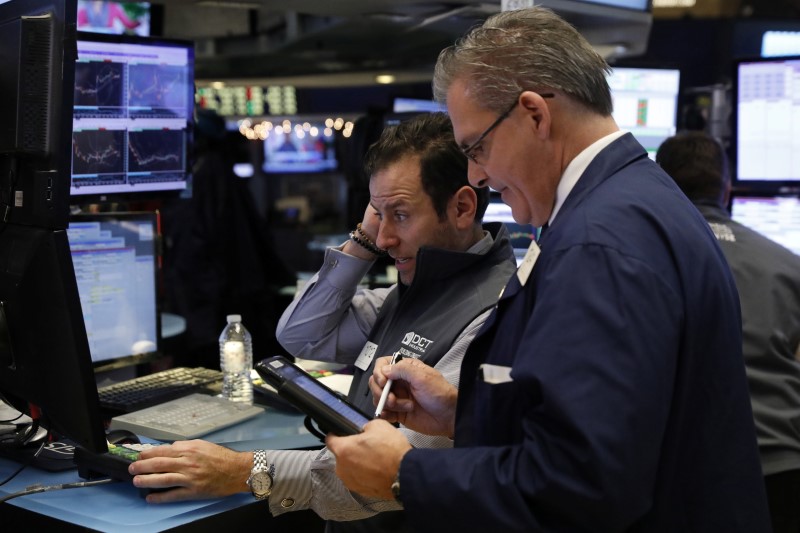 © Reuters. Traders work on floor of the New York Stock Exchange (NYSE) shortly before the close of trading in New York,