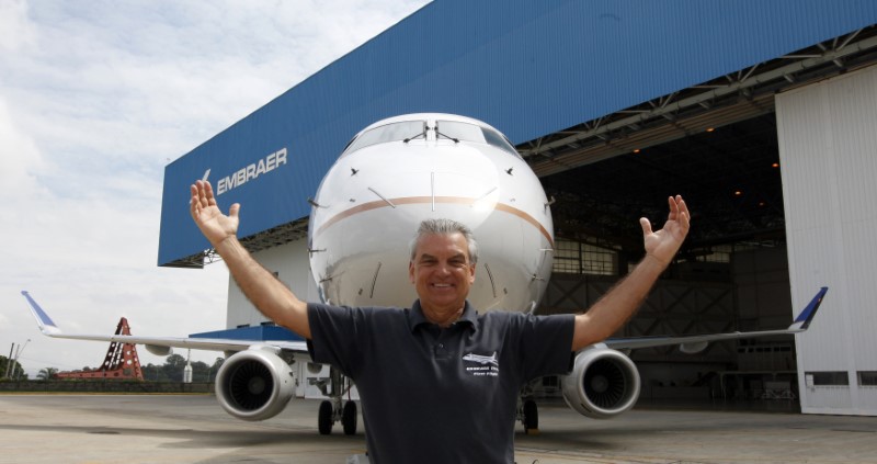 © Reuters. Brazilian aircraft manufacturer Embraer's CEO Cesar Silva poses in front of a new commercial aircraft E-175 jet, rolled-out in Sao Jose dos Campos