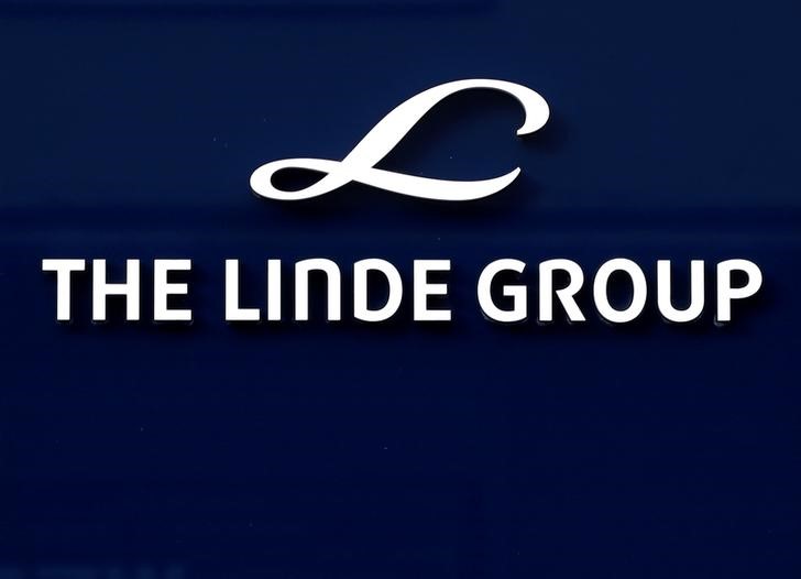 © Reuters. Linde Group logo is seen at its headquarters in Munich
