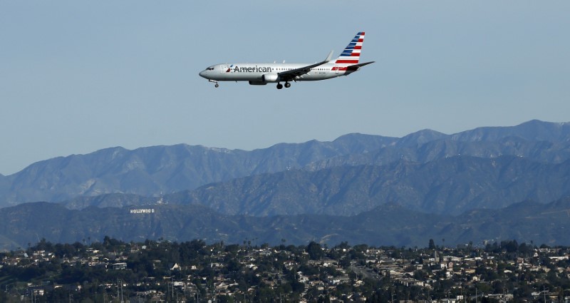 © Reuters. An American Airlines plane is pictured during its approach to Los Angeles International airport in Los Angeles