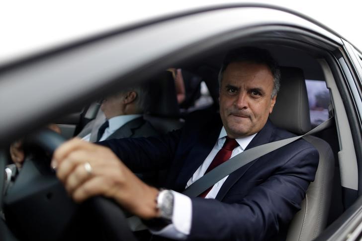 © Reuters. Senador Aécio Neves em frente ao Palácio da Alvorada em Brasília