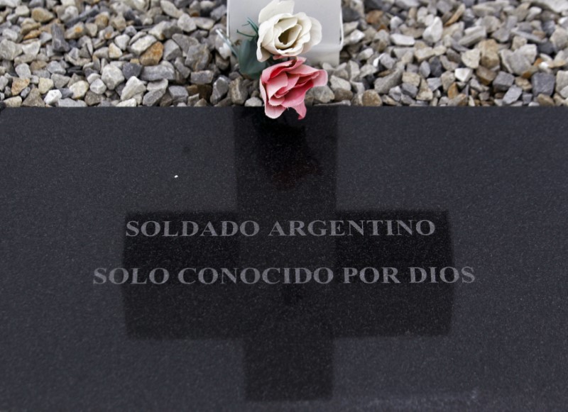 © Reuters. Tombstone bearing the phrase "Argentine soldier only known by God" is seen at the Argentine cemetery in Darwin