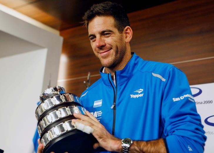 © Reuters. Juan Martin del Potro of Argentina's Davis Cup tennis team, holds a trophy after the team's arrival in Buenos Aires